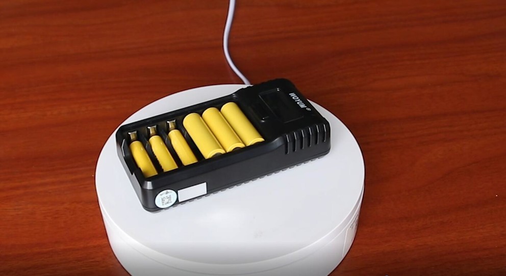 WOYUM Universal Smart Battery Charger 6 Slot for Rechargeable Batteries Ni-MH, Ni-Cd, A AA AAA